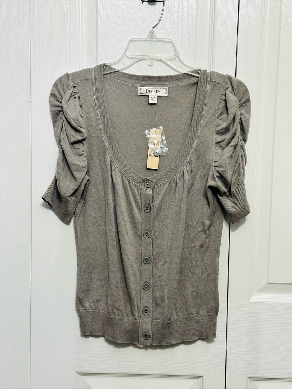 Decree Women’s Taupe Gray Ruched Puff Sleeve Button Front Knit Top Size M NWT